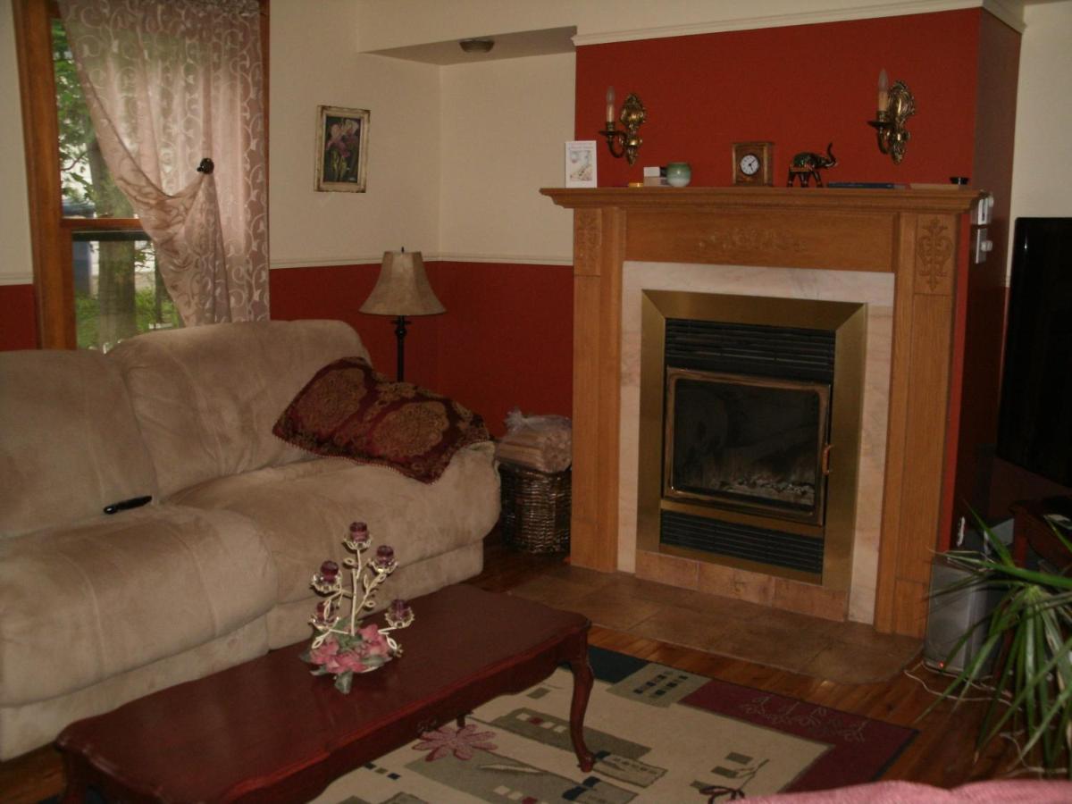 Ici et Maintenant Bed and Breakfast Magog Esterno foto