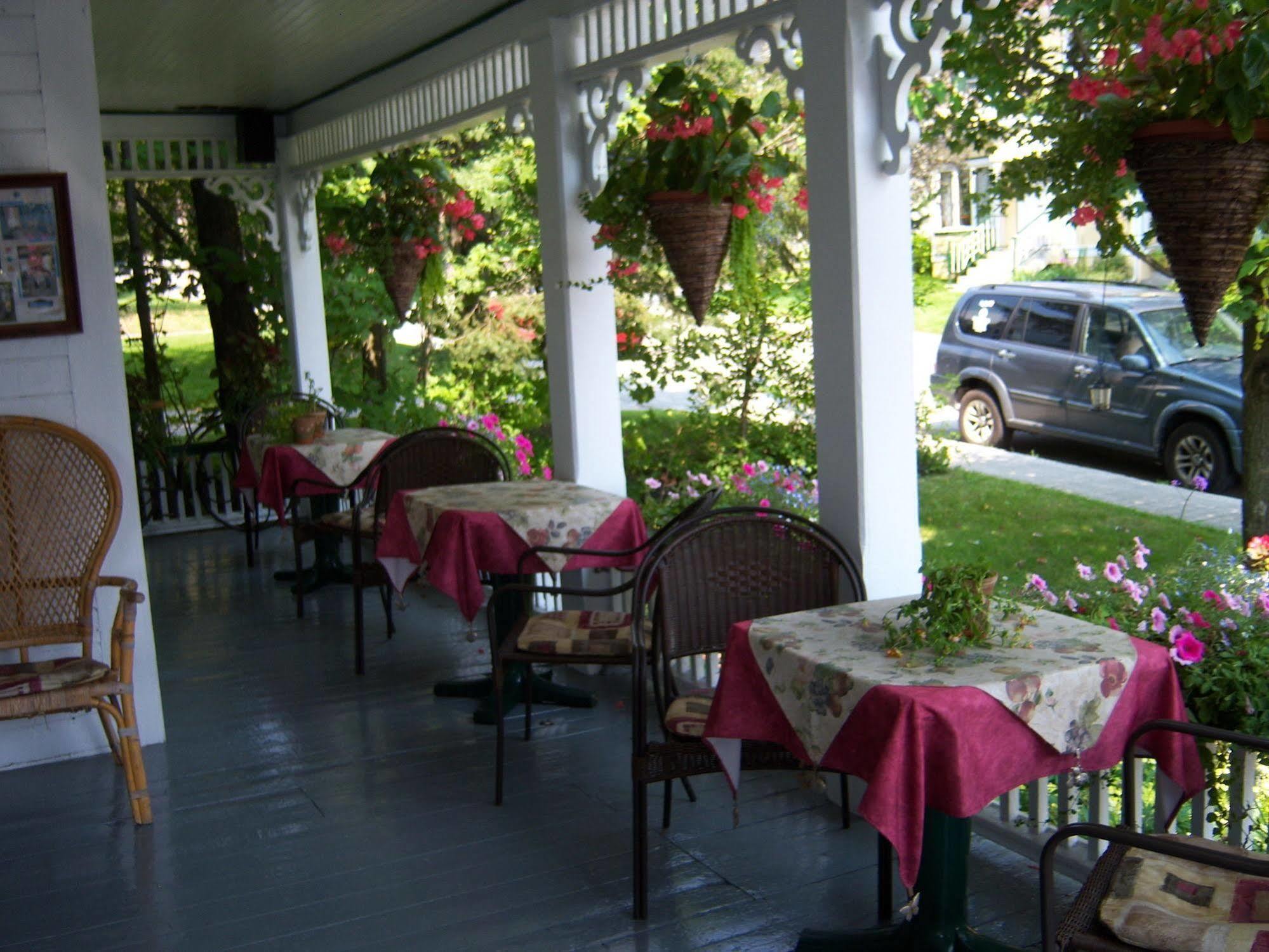 Ici et Maintenant Bed and Breakfast Magog Esterno foto