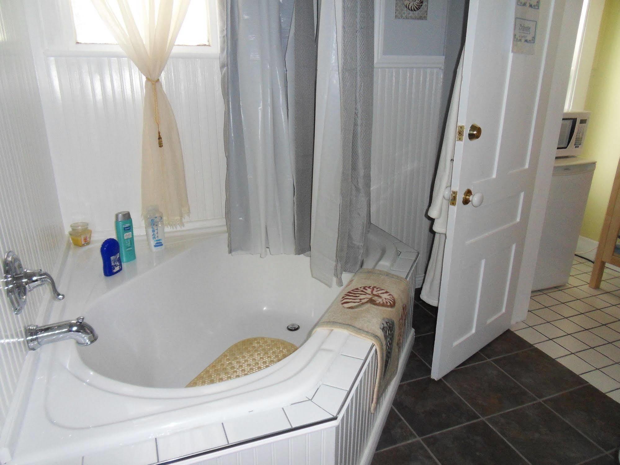 Ici et Maintenant Bed and Breakfast Magog Esterno foto