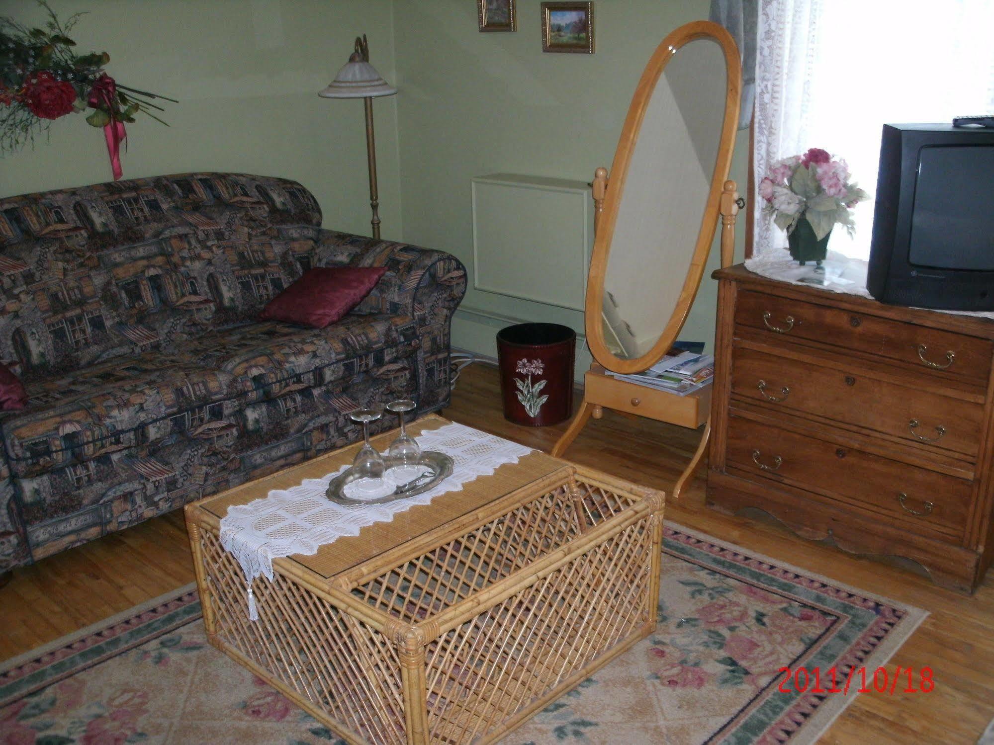 Ici et Maintenant Bed and Breakfast Magog Esterno foto