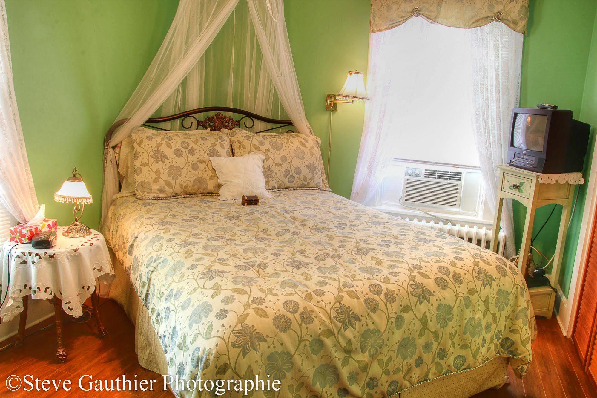 Ici et Maintenant Bed and Breakfast Magog Esterno foto